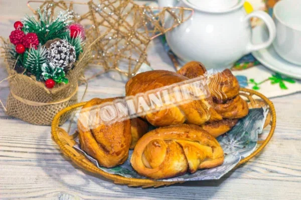 Булочки з начинкою з масла, цукру та кориці