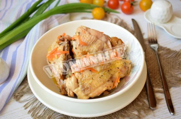 Курка тушкована на сковороді