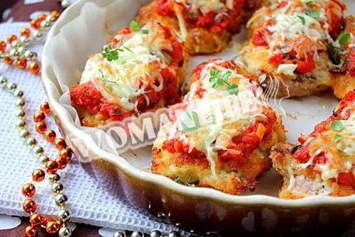 Курячі стегенця без кісток з овочами та сиром