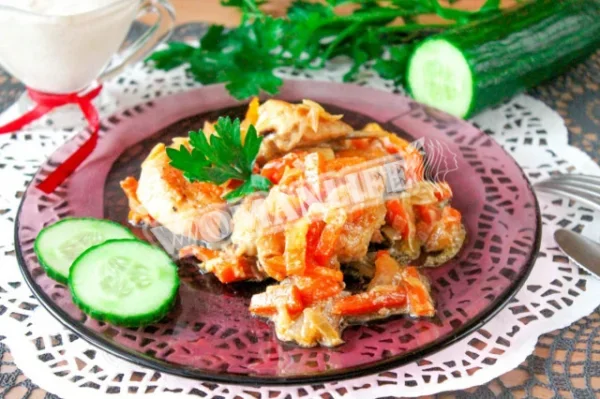 Тушкована курка на сковороді