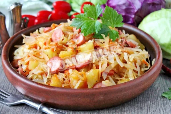 Капуста тушкована з картоплею і сосисками