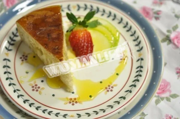 Шарлотка з яблуками в мультиварці зі смаком ванілі