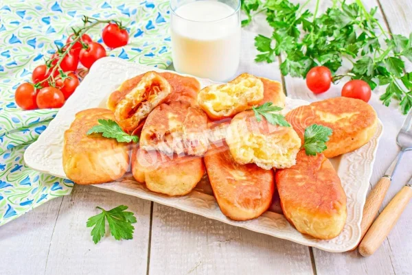 Смажені дріжджові пиріжки з молоком на сковороді