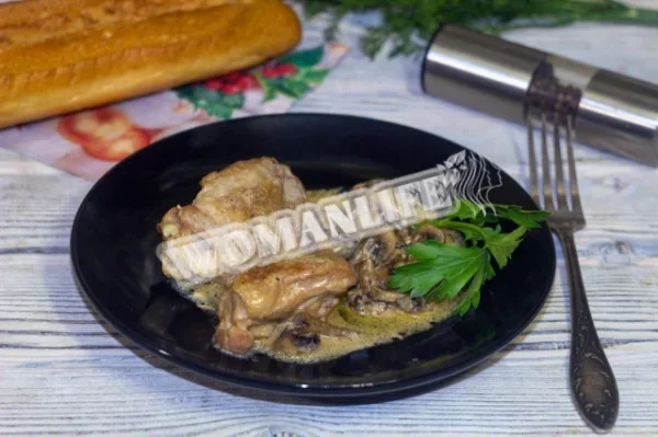 Шматочки курки з печерицями і паприкою на сковороді