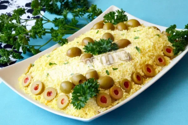 Класичний листковий салат з печінкою тріски