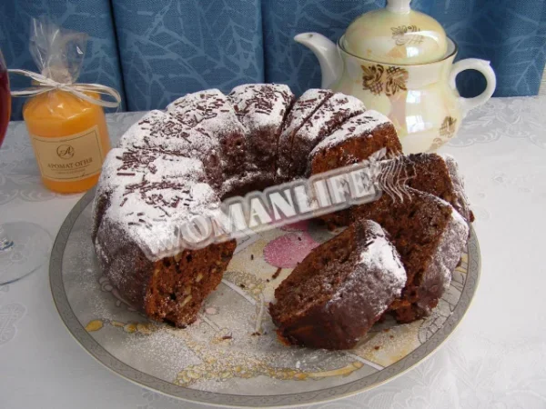 Шоколадний кекс з родзинками та горіхами