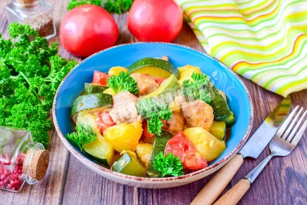 Кабачки з картоплею, капустою та м'ясом