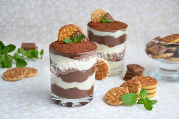 Десерт у склянці шарами