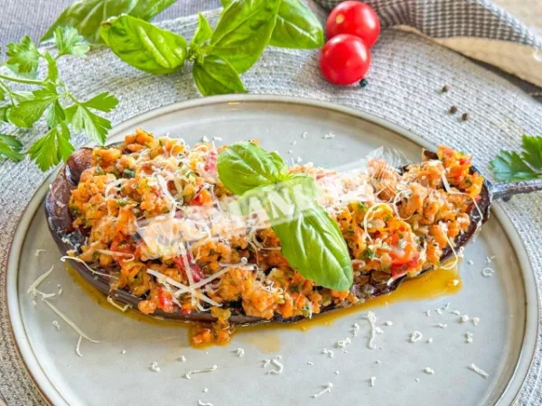 Баклажани з помідорами, фаршем і сиром