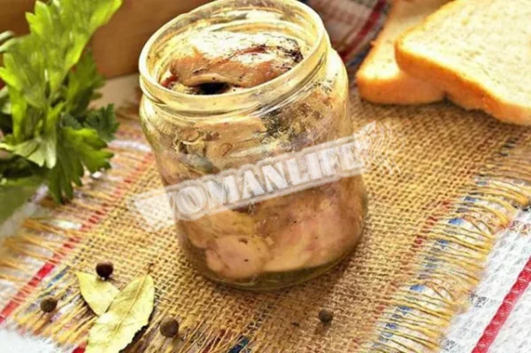 Тушкована курка на сковороді