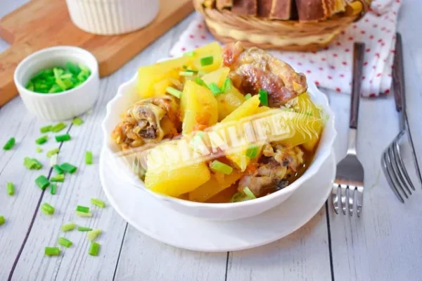 Тушкована картопля з куркою на сковороді
