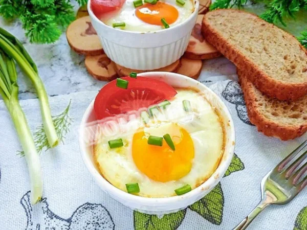 Яєчний кокот з ковбасою та сиром