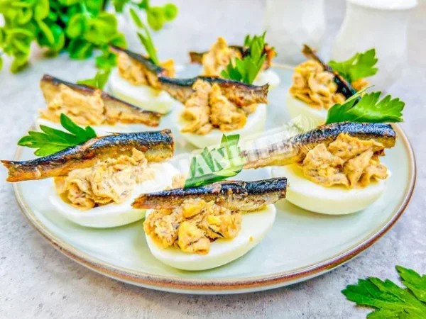 Яйця, фаршировані шпротами, новорічна закуска