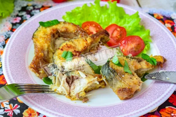 Скумбрія на сковороді з цибулею