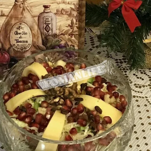 Салат з капустою, яблуком, горіхами