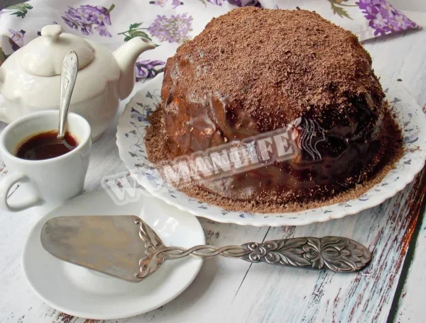 Торт з ананасом і горіхами
