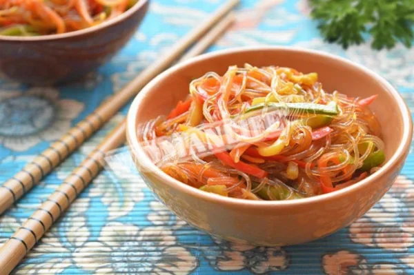 Китайська локшина з овочами