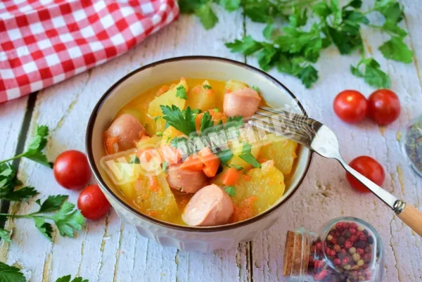 Тушкована картопля з сосисками на сковороді