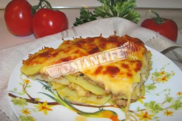 Картопляна лазанья з фаршем і картоплею в духовці