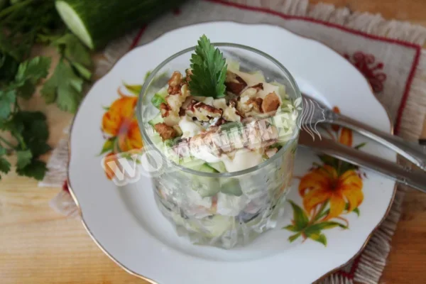 Салат з копченою куркою і чорносливом шарами