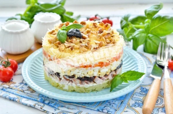 Салат з копченою куркою і чорносливом