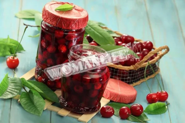 Вишня у власному соку з кісточками