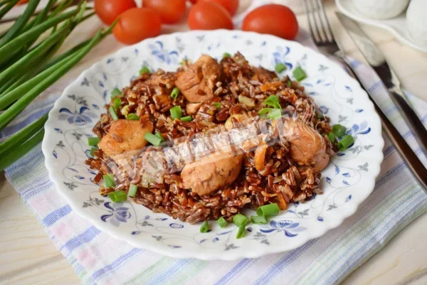 Плов з коричневого рису з куркою