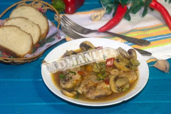 Курка, тушкована з грибами та овочами