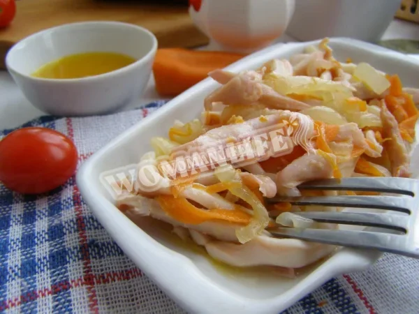 Кальмари з морквою і цибулею