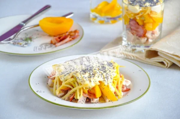 Салат з персиками