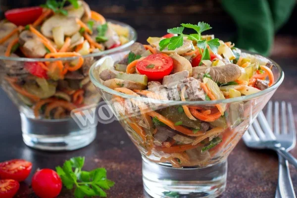 Салат з курячою печінкою та солоними огірками та морквою