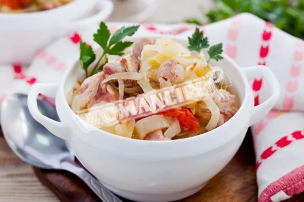 Капуста зі свининою в мультиварці