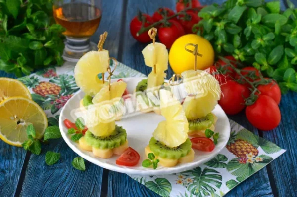Канапе з ананасовими шпажками