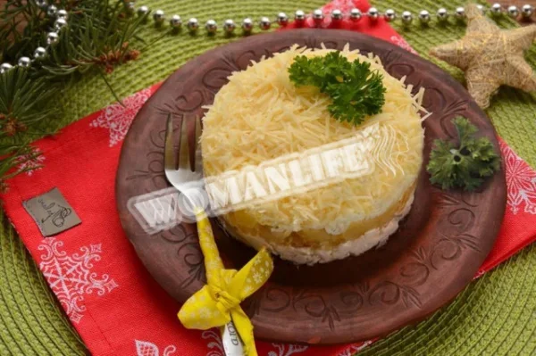 Салат Буржуйський з ананасами і куркою