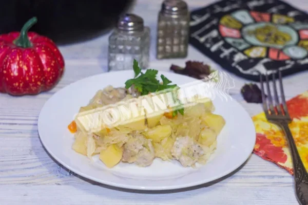 Картопля з капустою і м'ясом в мультиварці