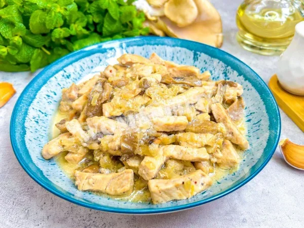 Свинина тушкована з грибами