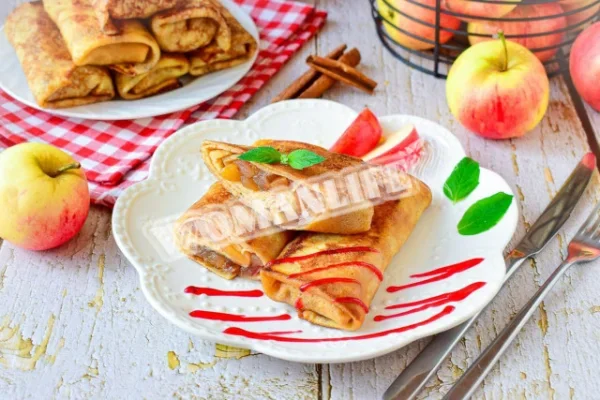 Млинці з начинкою з яблук і кориці