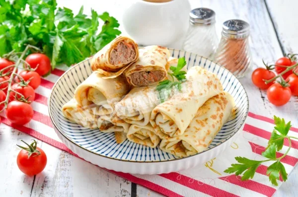 Млинці з курячою печінкою, цибулею та морквою