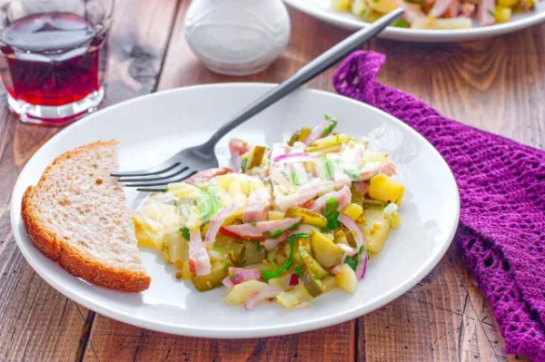 Салат з солоними огірками і ковбасою