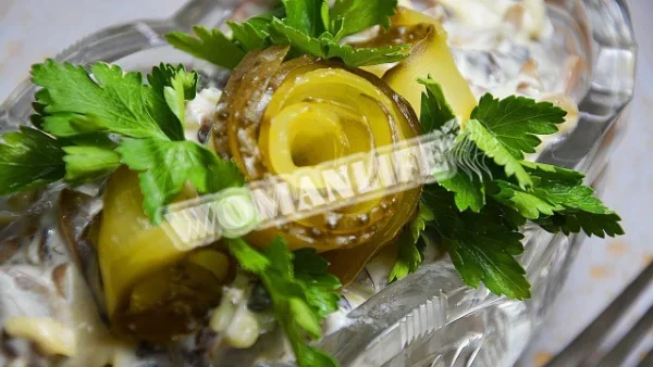 Салат з курячими сердечками, грибами, огірками та сиром