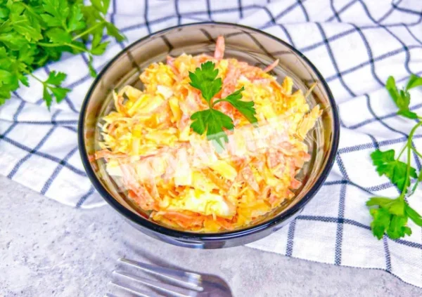 Салат з плавленим сиром, яйцем і морквою