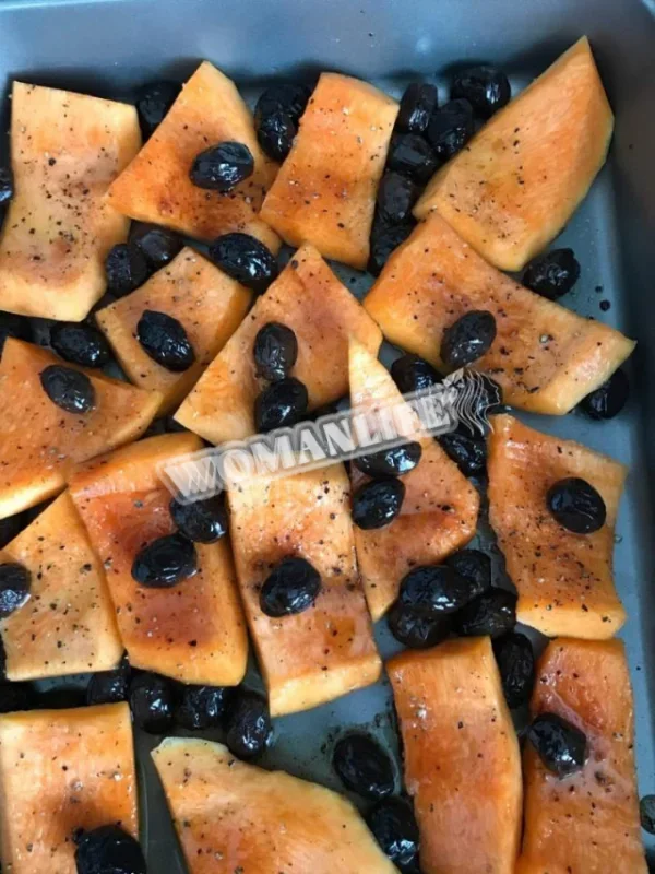 Запечена гарбуз з оливками в духовці