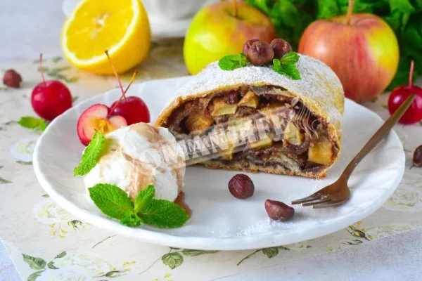 Штрудель з яблуками та корицею
