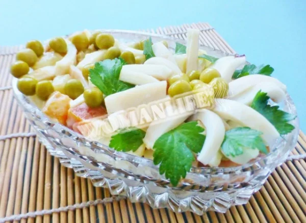 Салат олів'є з кальмарами