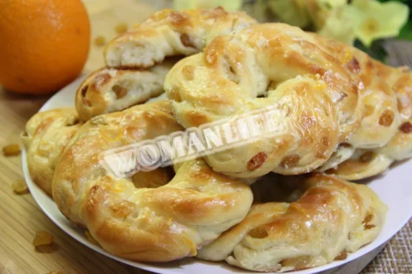 Булочки з родзинками та глазур'ю