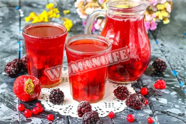 Компот із заморожених ягід полуниці, ожини, брусниці