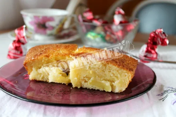 Заливний пиріг з яблуками і сметаною