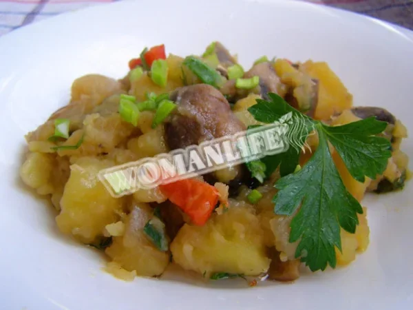 Картопля, тушкована з грибами