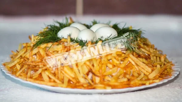 Салат «Гніздо глухаря» з маринованими огірками