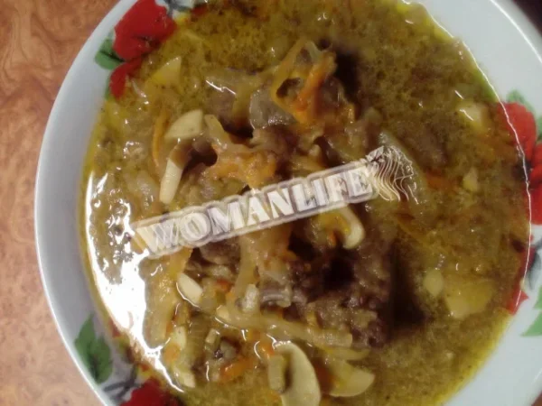Яловича печінка, тушкована з грибами